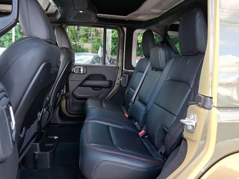 Used 2025 Jeep Wrangler Unlimited Rubicon AWD/4WD image 9