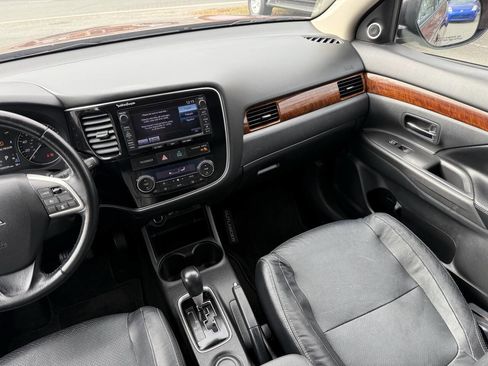 Used 2014 Mitsubishi Outlander SE image 18