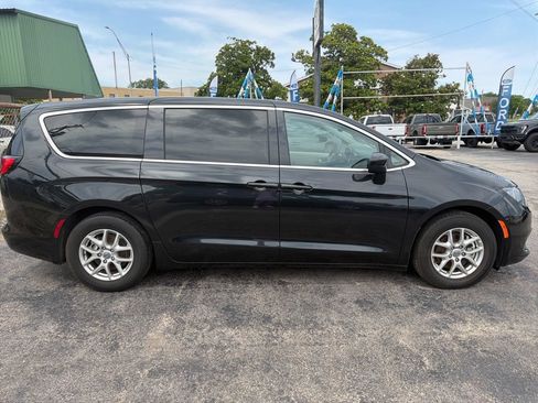 Used 2023 Chrysler Voyager LX FWD image 5