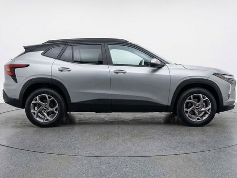 Used 2025 Chevrolet Trax LT image 11