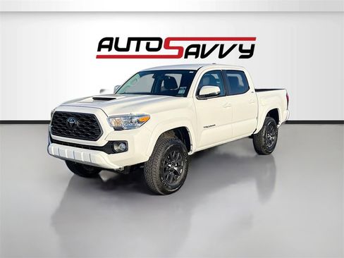 Used 2022 Toyota Tacoma SR5 w/ Technology Package image 3