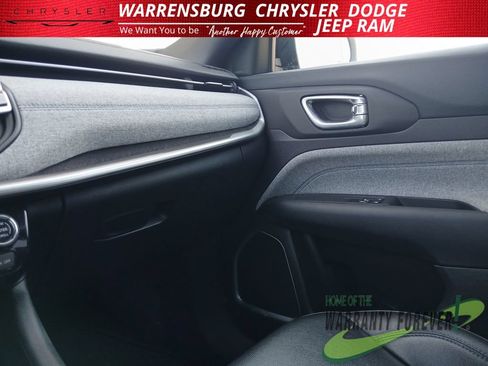 Used 2025 Jeep Compass Latitude w/ Convenience Group AWD/4WD image 27