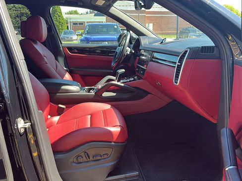 Used 2022 Porsche Cayenne image 32