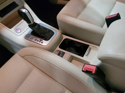 Used 2015 Volkswagen Tiguan SEL image 26