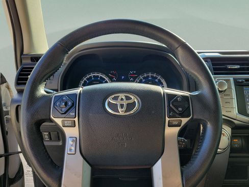 Used 2018 Toyota 4Runner SR5 AWD/4WD image 22