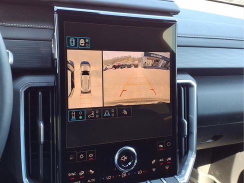 Used 2026 GMC Acadia Elevation w/ Elevation Premium Package image 9