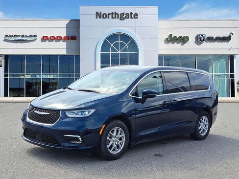 Used 2023 Chrysler Pacifica Touring-L image 2