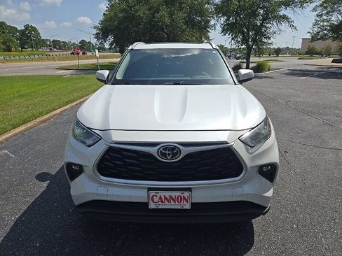 Used 2022 Toyota Highlander XLE FWD image 2