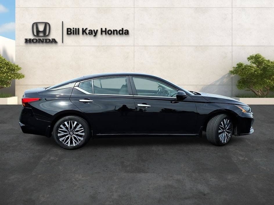 Used 2023 Nissan Altima 2.5 SV FWD image 2