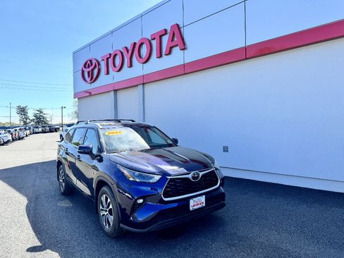 Used 2022 Toyota Highlander XLE AWD/4WD image 1