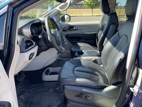 Used 2023 Chrysler Pacifica Touring-L FWD image 11