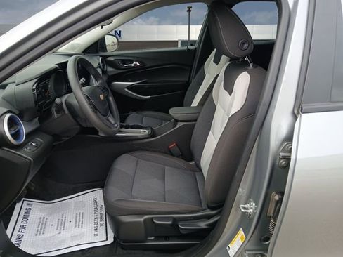 Used 2025 Chevrolet Trax LS FWD image 9