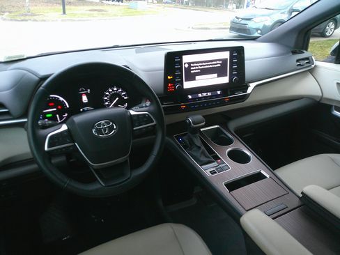 Used 2024 Toyota Sienna XLE image 33