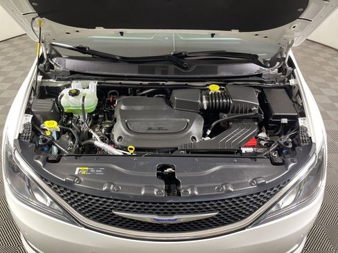 Used 2020 Chrysler Pacifica Touring-L Plus w/ Tire & Wheel Group image 26