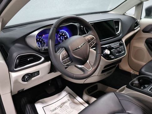 Used 2023 Chrysler Pacifica Touring-L image 17