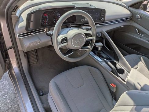 Used 2022 Hyundai Elantra SE FWD image 13