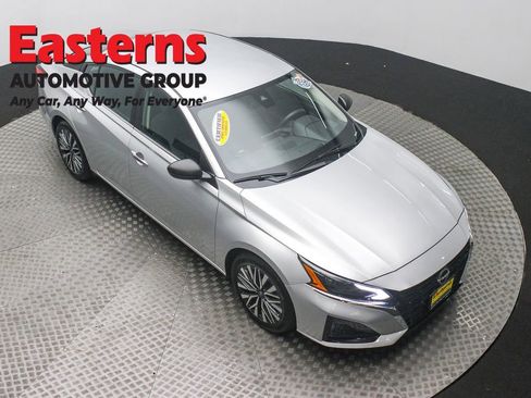 Used 2024 Nissan Altima 2.5 SV image 3