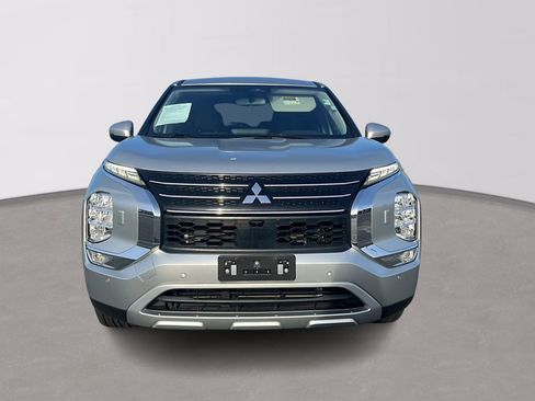 Used 2022 Mitsubishi Outlander SE image 2