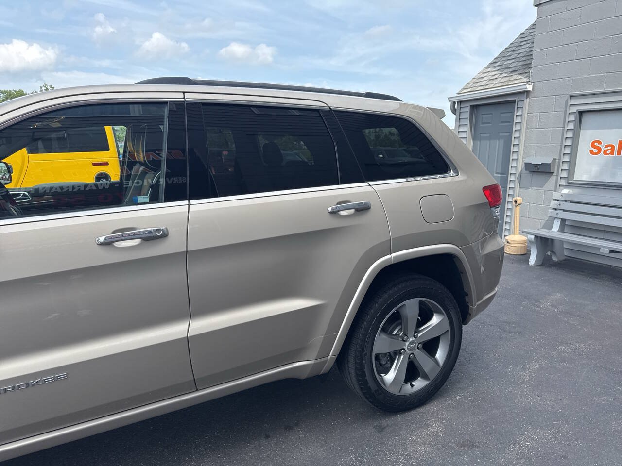 Used 2014 Jeep Grand Cherokee Overland w/ Advanced Technology Group AWD/4WD image 5