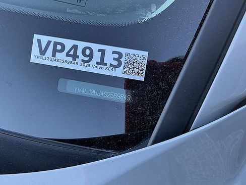 Certified 2025 Volvo XC40 B5 Core image 31