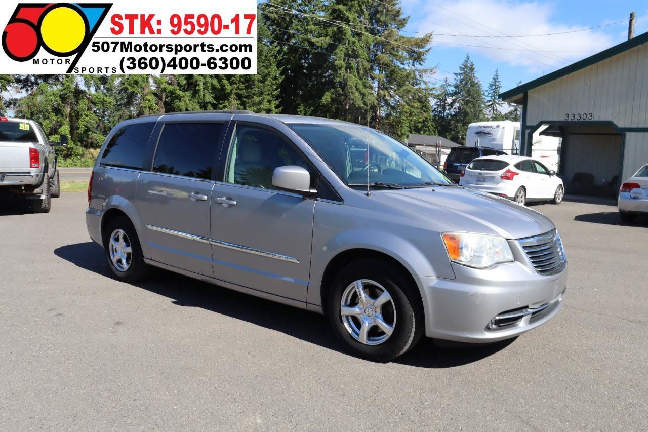Used 2013 Chrysler Town & Country Touring FWD image 10