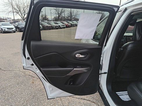 Used 2019 Jeep Cherokee Limited image 12