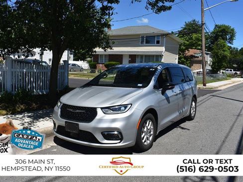 Used 2024 Chrysler Pacifica Touring-L FWD image 2