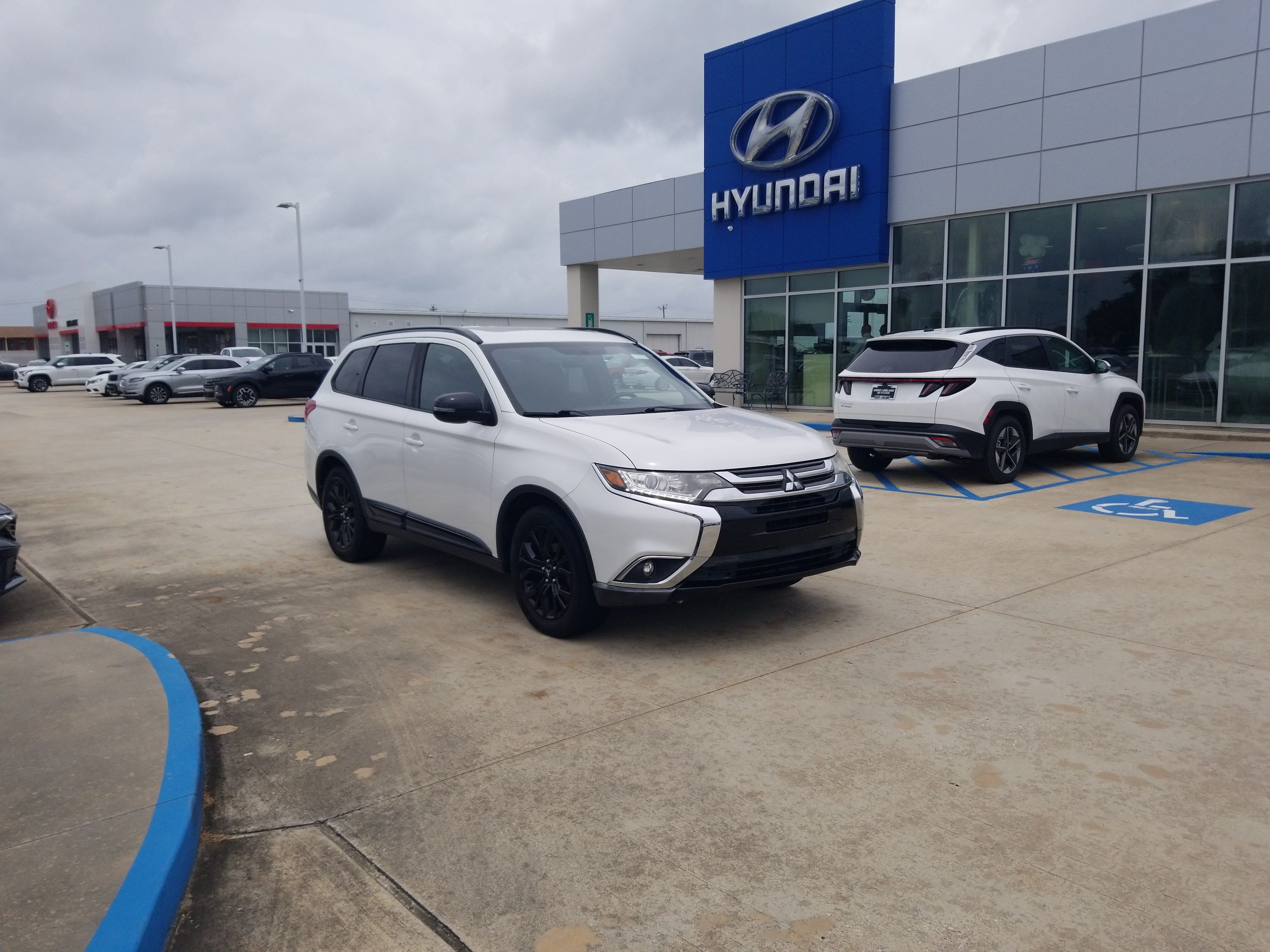 Used 2018 Mitsubishi Outlander LE FWD image 1