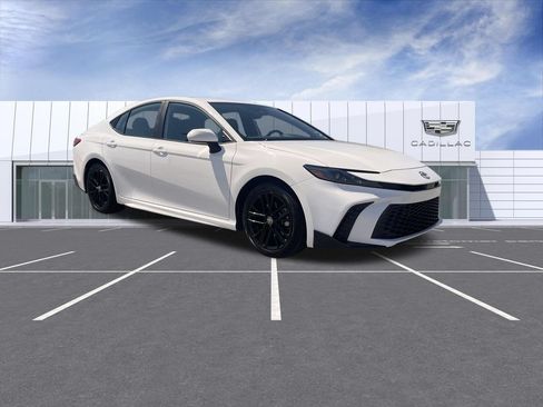 Used 2025 Toyota Camry SE FWD image 2