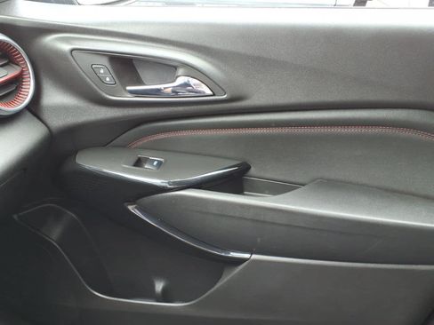 Certified 2025 Chevrolet Trax RS FWD image 18