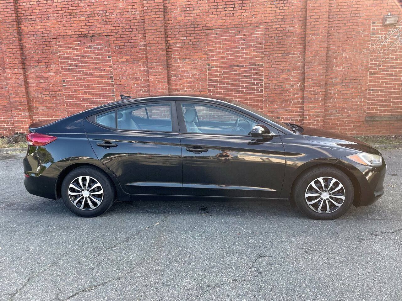 Used 2017 Hyundai Elantra SE FWD image 2
