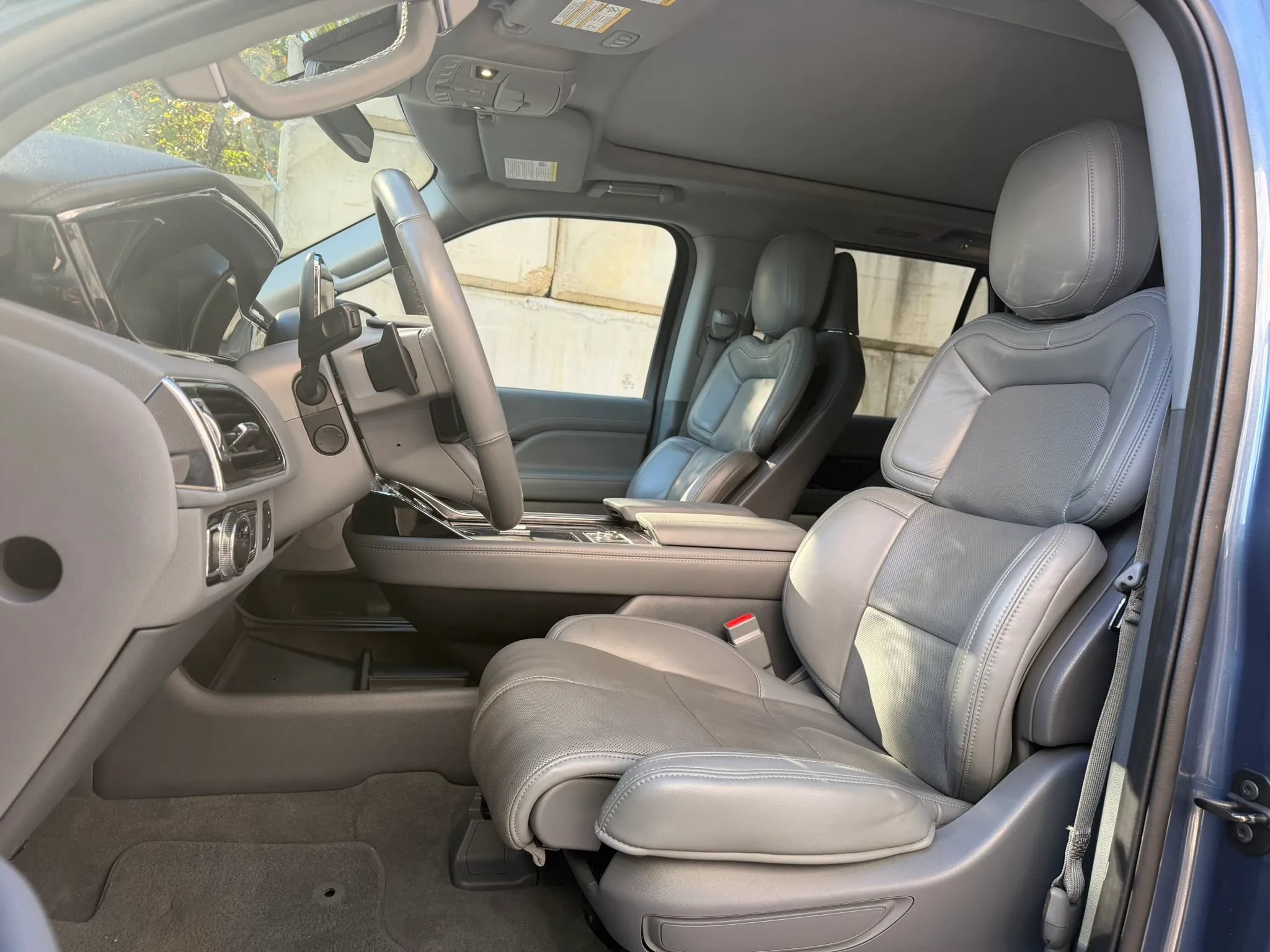 Used 2020 Lincoln Navigator L Reserve w/ Luxury Package AWD/4WD image 3