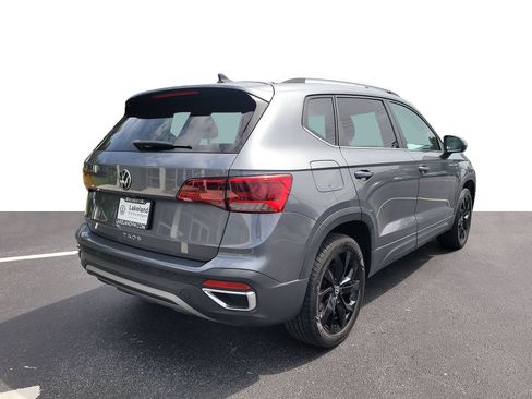 Used 2023 Volkswagen Taos SE w/ Panoramic Sunroof Package FWD image 3