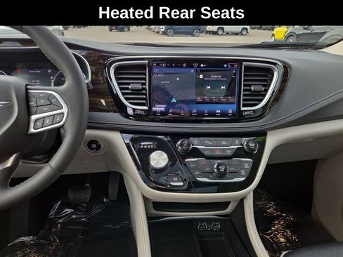 Used 2024 Chrysler Pacifica Limited image 25