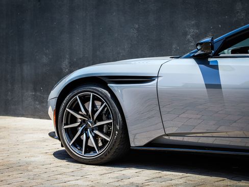 Used 2022 Aston Martin DB11 Coupe RWD image 20