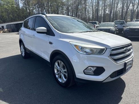 Used 2018 Ford Escape SE w/ Ford Safe & Smart Package image 2