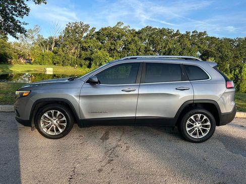 Used 2019 Jeep Cherokee Latitude w/ Popular Appearance Group FWD image 3