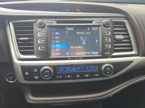 Used 2018 Toyota Highlander XLE image 19