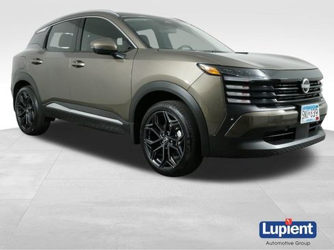 Used 2025 Nissan Kicks SR w/ SR Premium Package AWD/4WD image 1