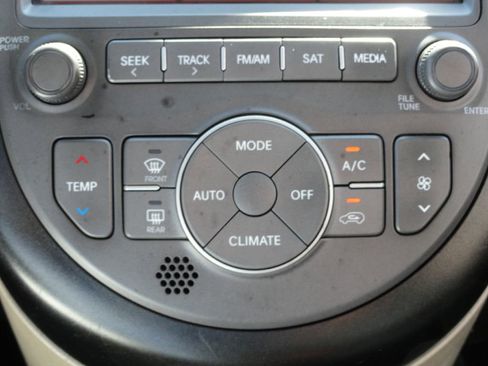 Used 2013 Kia Soul ! w/ Premium Pkg image 26