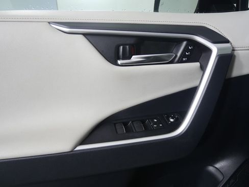 Used 2019 Toyota RAV4 Limited image 9