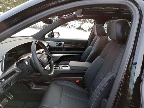 Used 2026 Cadillac Vistiq Luxury image 11