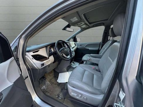 Used 2018 Toyota Sienna image 9