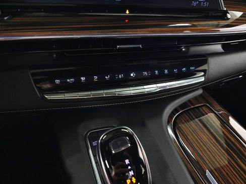 Certified 2024 Cadillac Escalade ESV Premium Luxury AWD/4WD image 38