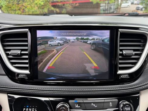 Used 2023 Chrysler Pacifica Touring-L FWD image 22