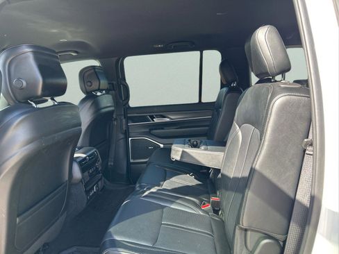 Certified 2024 Jeep Wagoneer L Series II w/ Flexible Seating Group image 28