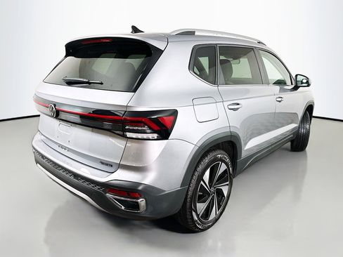 Used 2025 Volkswagen Taos SE w/ Panoramic Sunroof Package image 7