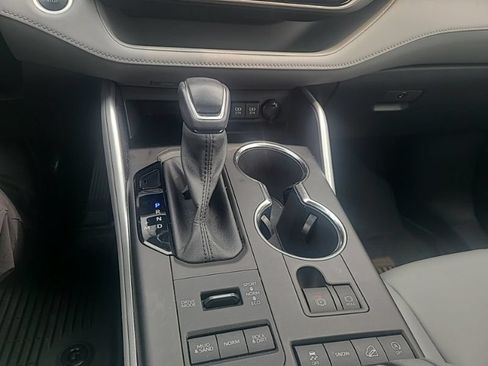 Used 2021 Toyota Highlander XLE AWD/4WD image 16