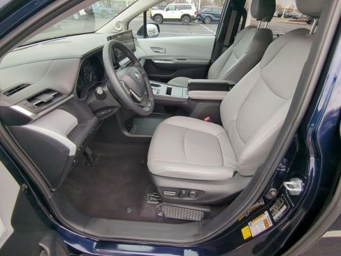 Used 2025 Toyota Sienna XLE image 8
