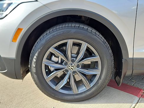 Certified 2023 Volkswagen Tiguan SE w/ Panoramic Sunroof Package image 5